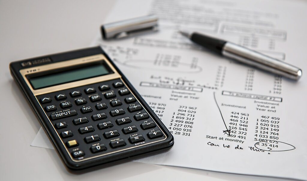 calculator-385506_1920 Image by <a href="https://pixabay.com/users/stevepb-282134/?utm_source=link-attribution&utm_medium=referral&utm_campaign=image&utm_content=385506">Steve Buissinne</a> from <a href="https://pixabay.com/?utm_source=link-attribution&utm_medium=referral&utm_campaign=image&utm_content=385506">Pixabay</a>